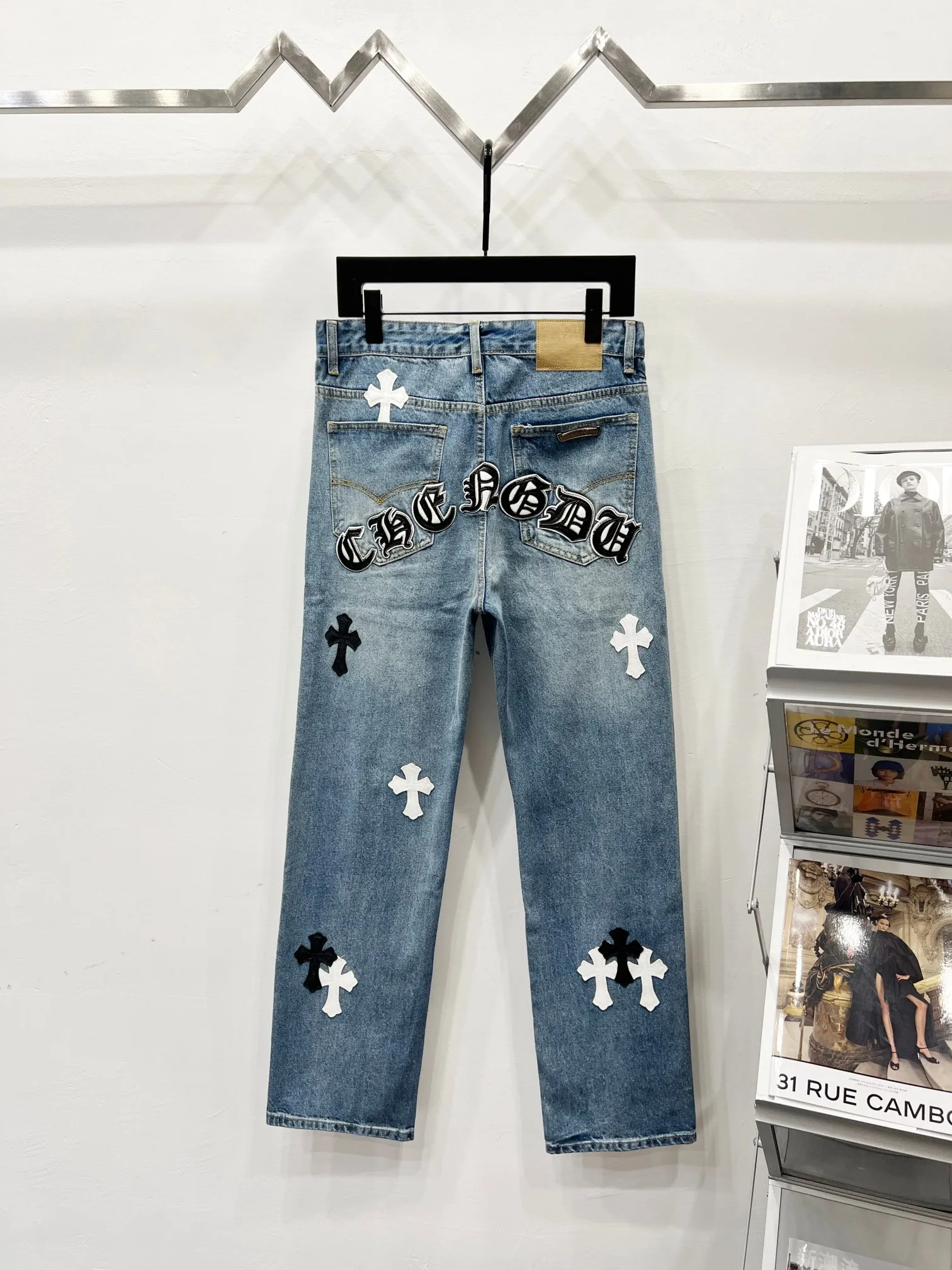 P260 Style number: (K530) Chrome Hearts & CH city limited series Sanskrit cross patch leather jeans, black and white color matching - Chengdu "chengdu" jeans catering to the hometown of Chengdu giant pandas. The finished products need to be washed and then disassembled and hand-stitched with sheepskin cross leather and then spliced ​​together to complete. The whole piece has too many processes to explain. The texture can be seen in the hand, and it looks good. The styles with different washed textures are very friendly to people with thin legs and thick legs. The straight version is very flattering to the leg shape. The moderate length is timeless and can be matched easily and casually. It is the basic styling foundation for various styles and is a must-have in the wardrobe! The fabric is stiff but also makes the upper body soft without losing texture. The washing process is even more perfect. It is a must-have item for everyone! ! ! Washed wheat, hang tag, pants label, three labels are complete, the upper body effect is particularly stiff and stylish, super stylish, the same style for men and women - Color: blue and black Size: 28 30 32 34